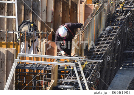 工事現場　型枠大工の建て込み作業風景 86661902