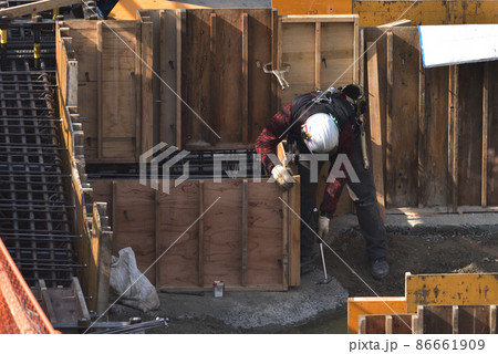 工事現場　型枠大工の建て込み作業風景 86661909