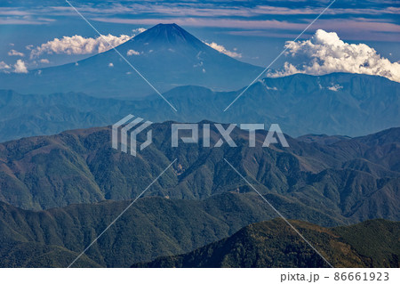 南アルプス・北岳山頂から見る富士山と櫛形山 86661923