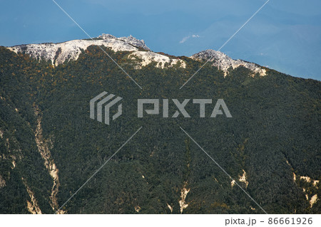 南アルプス・北岳山頂から見る鳳凰三山・薬師岳 南アルプス・北岳山頂から見る鳳凰三山・薬師岳 86661926