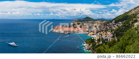 クロアチア　ドゥブロヴニクの旧市街の街並みとアドリア海 86662022