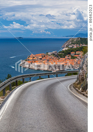 クロアチア ドゥブロヴニクへ向かう道 クロアチア ドゥブロヴニクへ向かう道 86662023