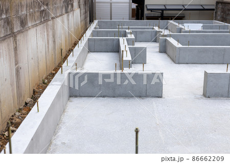 新築一戸建ての基礎工事現場 86662209