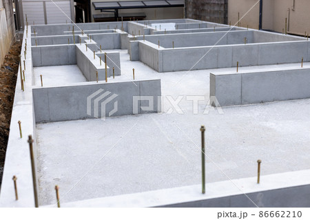 新築一戸建ての基礎工事現場 86662210