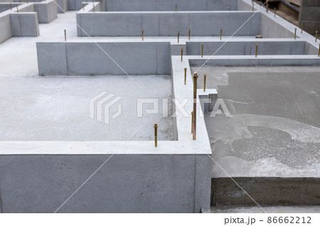 新築一戸建ての基礎工事現場 86662212