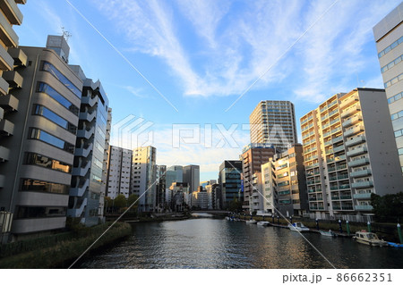 亀島川沿いのオフィスビル群 86662351