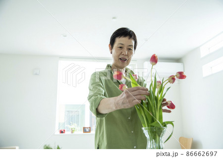 花を飾る女性 花を飾る女性 86662697