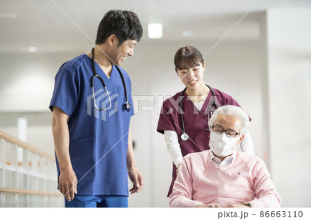医療従事者と患者 86663110