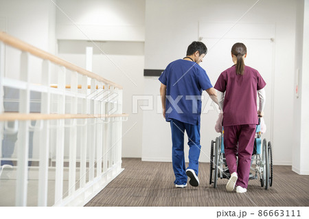 医療従事者と患者 86663111
