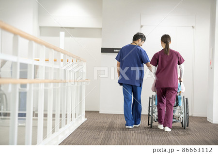 医療従事者と患者 86663112