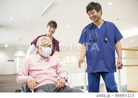 医療従事者と患者 86663115