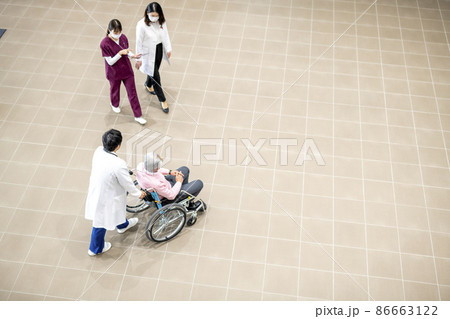 医療従事者と患者 86663122