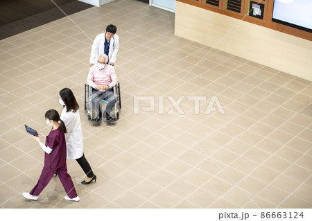 医療従事者と患者 86663124