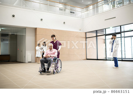 医療従事者と患者 86663151