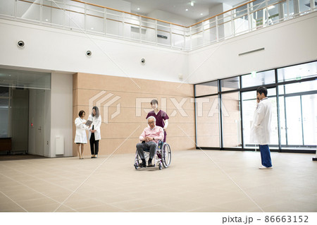 医療従事者と患者 86663152