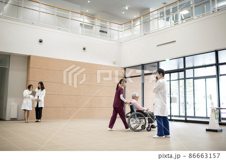 医療従事者と患者 医療従事者と患者 86663157