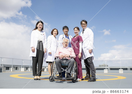 医療従事者と患者 86663174