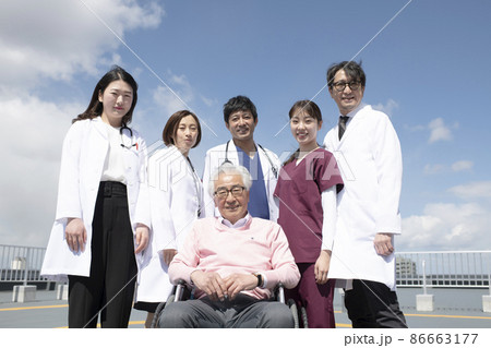 医療従事者と患者 医療従事者と患者 86663177