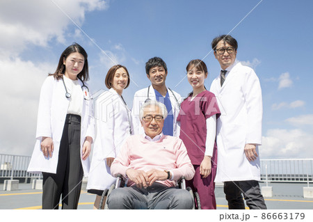 医療従事者と患者 86663179