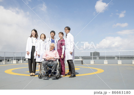 医療従事者と患者 86663180