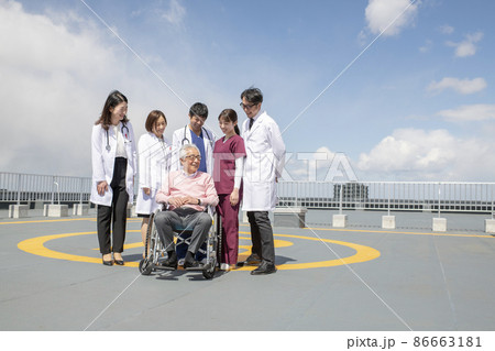 医療従事者と患者 86663181