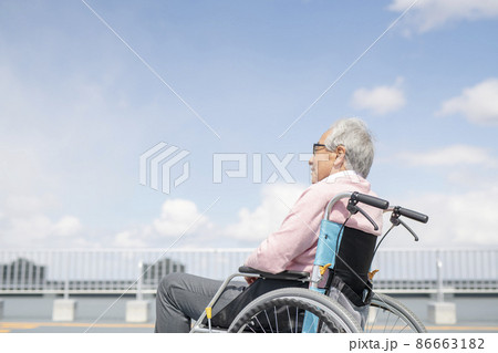 車椅子の男性 86663182