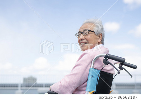 車椅子の男性 車椅子の男性 86663187