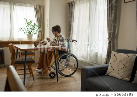 車椅子生活 86663398