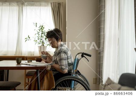 車椅子生活 車椅子生活 86663406