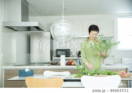 花を飾る女性 86663551