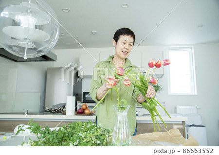 花を飾る女性 花を飾る女性 86663552