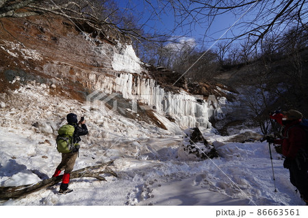 群馬県　赤城山　小沼から流れ出す川、粕川に架かる氷結した小滝とその周囲の氷瀑 86663561