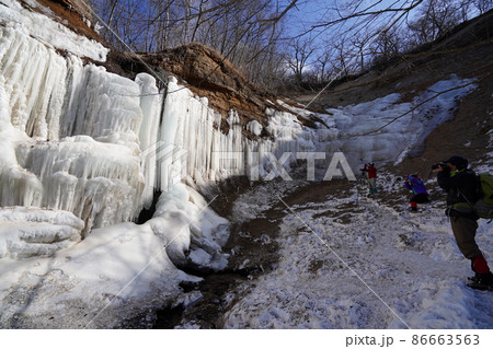群馬県　赤城山　小沼から流れ出す川、粕川に架かる氷結した小滝とその周囲の氷瀑 86663563