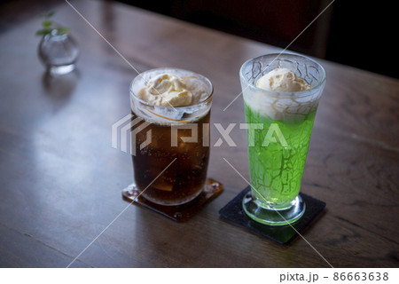 レトロ喫茶 - コーラフロート&メロンソーダフロート レトロ喫茶 - コーラフロート&メロンソーダフロート 86663638