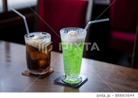 レトロ喫茶 - コーラフロート＆メロンソーダフロート 86663644