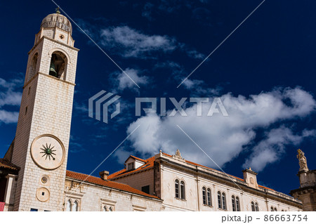 クロアチア ドゥブロヴニクの旧市街の時計塔の写真素材