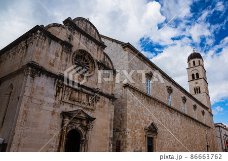 クロアチア　ドゥブロヴニク旧市街のフランシスコ会修道院の鐘楼とSt. Saviour Church 86663762
