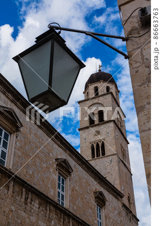 クロアチア　ドゥブロヴニク旧市街のフランシスコ会修道院の鐘楼 86663763