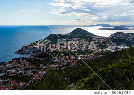 クロアチア　スルジ山の山頂へ向かう道から見えるドゥブロヴニクの市街地 86663799