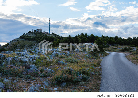 クロアチア　ドゥブロヴニクのスルジ山の山頂へ続く道 86663831