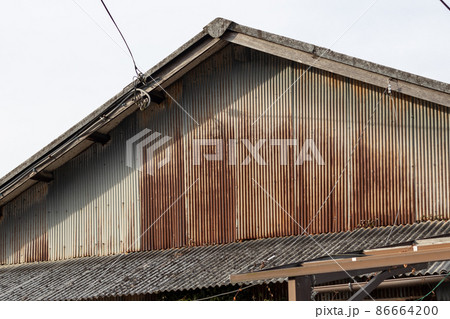 錆びてきた、古いトタンの壁 86664200