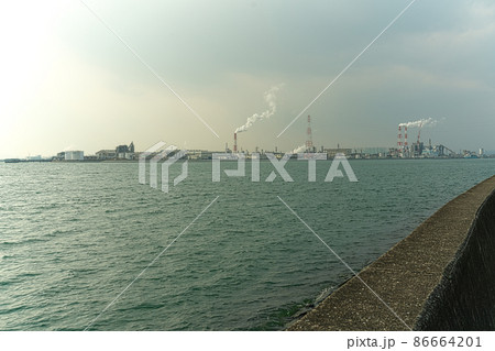 冬の旭川河口と対岸から見た児島湾の臨海工業地帯 岡山県岡山市南区 冬の旭川河口と対岸から見た児島湾の臨海工業地帯 岡山県岡山市南区 86664201