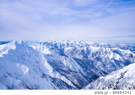 谷川岳の稜線　冬の山岳風景 86664242