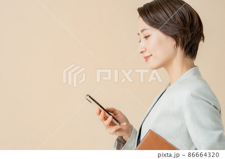ビジネス　スマホ　女性　横向き 86664320