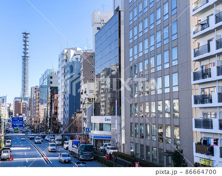 東京市ヶ谷・靖国通リの先にそびえる防衛省の無線鉄塔 東京市ヶ谷・靖国通リの先にそびえる防衛省の無線鉄塔 86664700