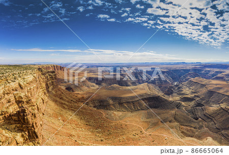 View over San Juan river canyon in Utah from Muley Point near Monument Valley with spectacular cloud formation 86665064