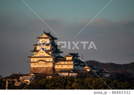 播但線車内からの朝日に照らされた姫路城 86665332