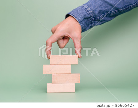 Empty wooden block with business hand 86665427