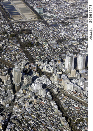 中央線の三鷹駅上空から境浄水場方向を空撮 86665573