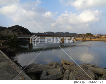 鉄橋と川 86665574